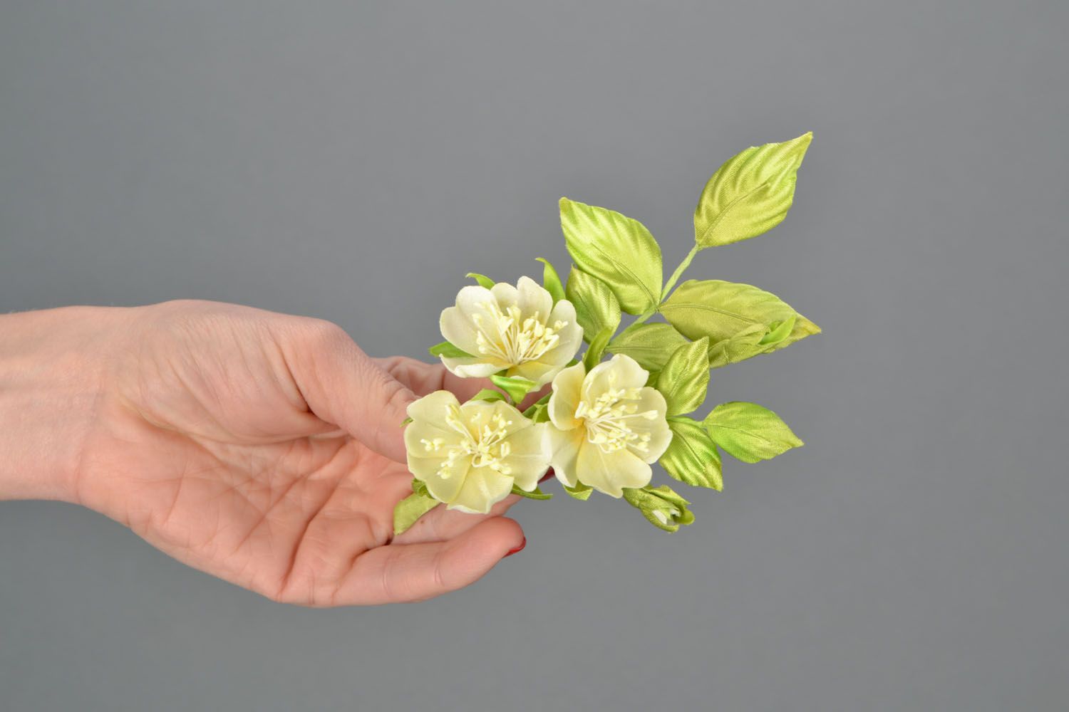Broche en tissu en forme de fleurs d'églantine photo 2