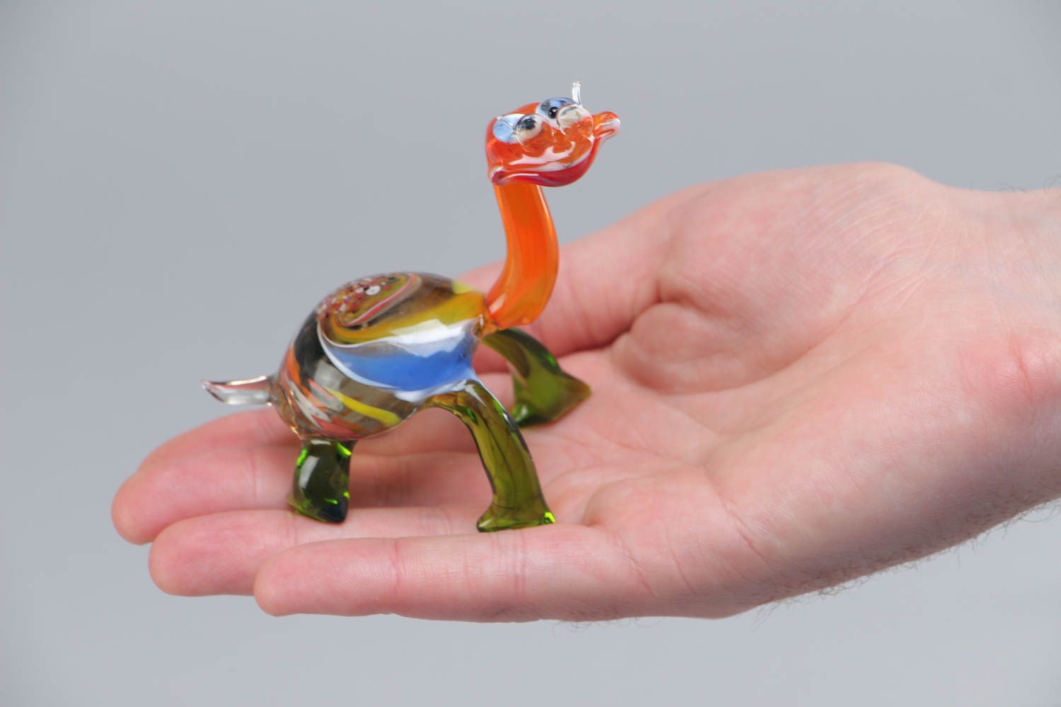 Фигурка из стекла ручной работы в виде разноцветной черепахи  в технике лэмпворк фото 5