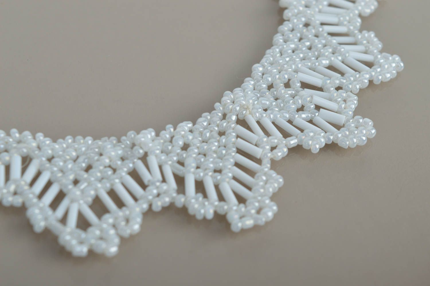 Украшение ручной работы колье из бисера белое ожерелье из бисера красивое фото 3