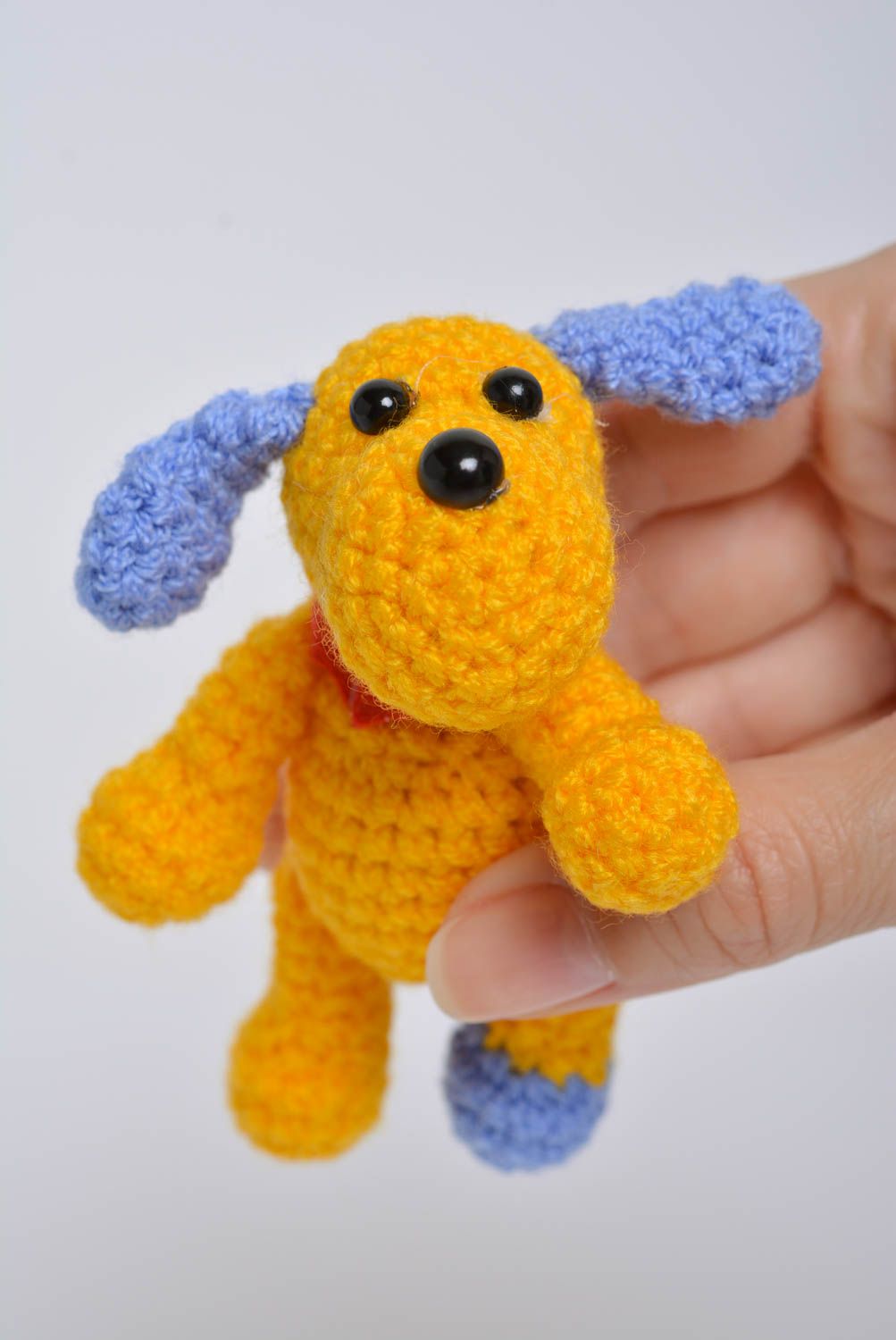 Маленькая детская мягкая вязаная игрушка собачка желтая из акрила ручной работы  фото 4