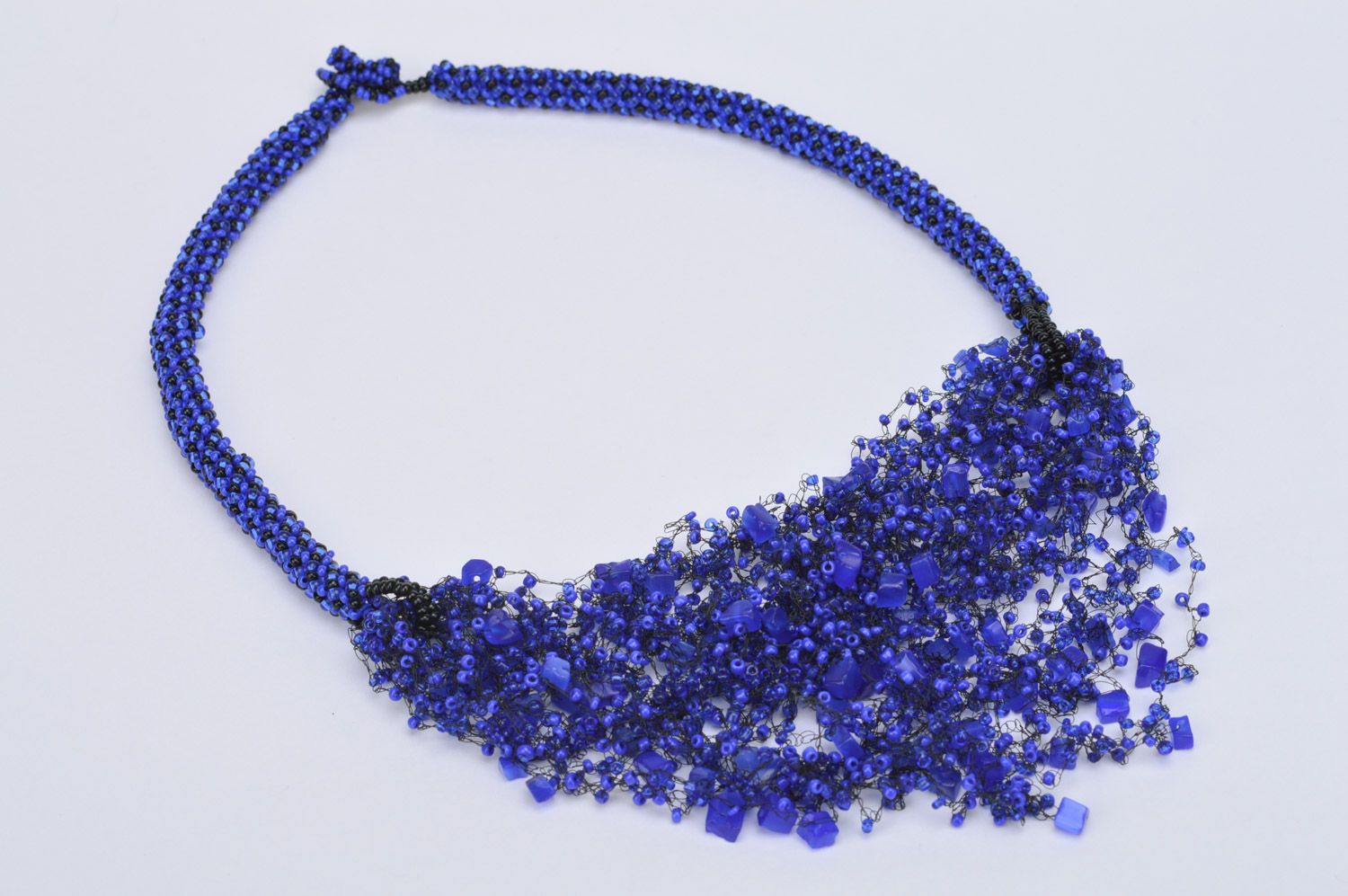 Ожерелье из бисера ручной работы темное синее плетеное с бусинами женское фото 2