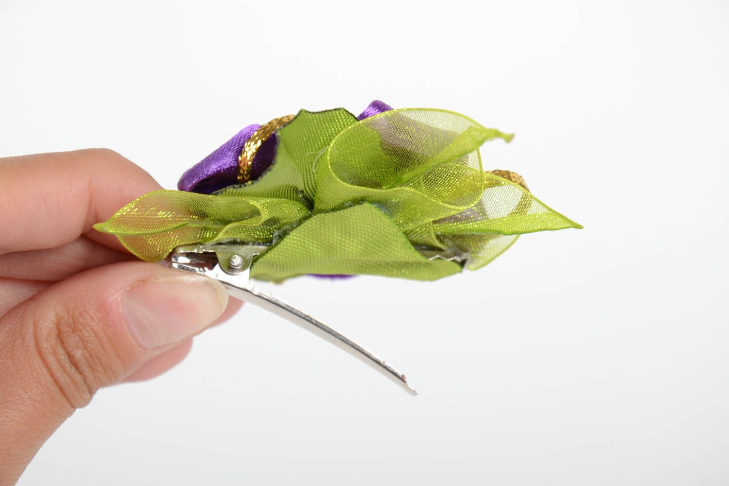 Заколки для волос в виде цветков ручной работы из лент набор из двух изделий фото 5