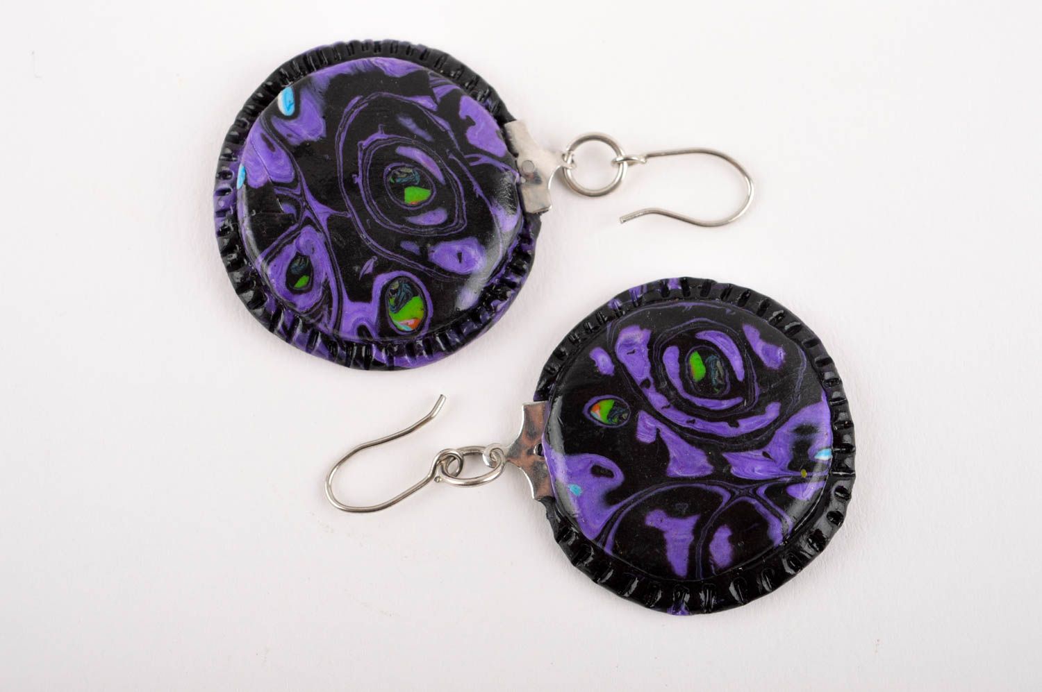 Accessoire für Frauen handmade violette Modeschmuck Ohrringe Polymer Schmuck  foto 4