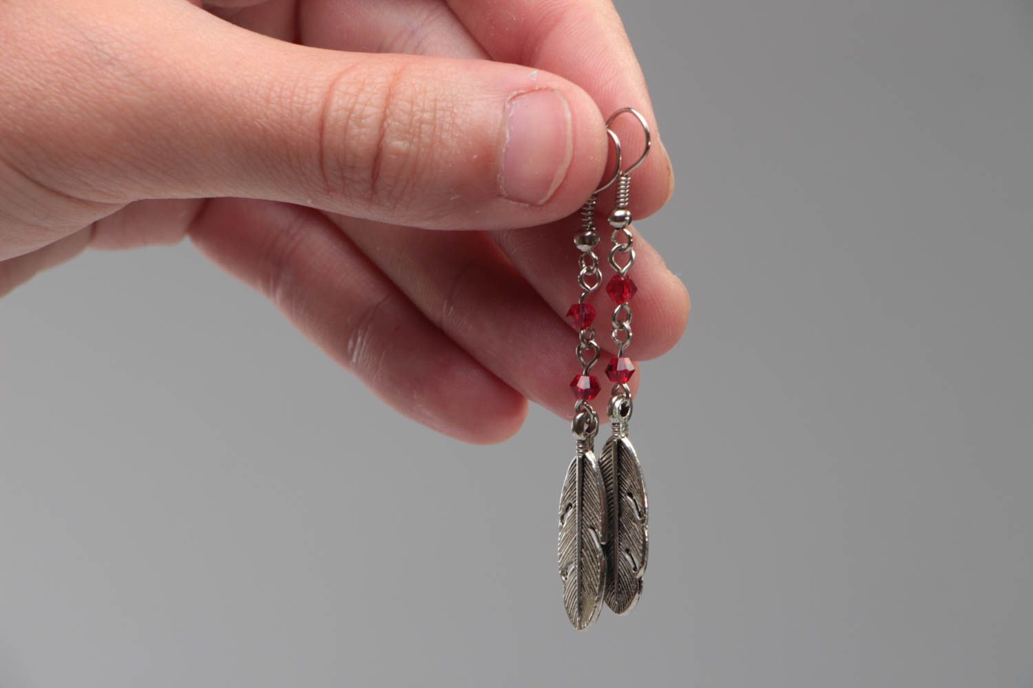 Boucles d'oreilles plumes en métal avec perles de cristal rouges faites main photo 5