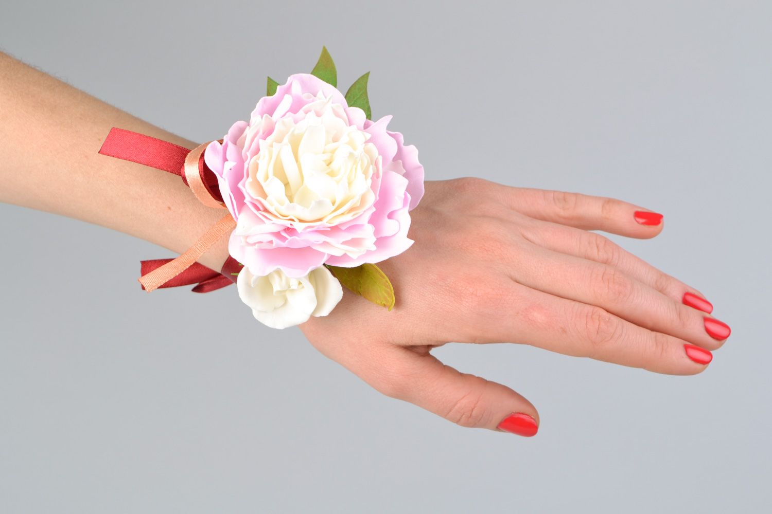Повязка на руку с цветами из фоамирана Пион и роза фото 2