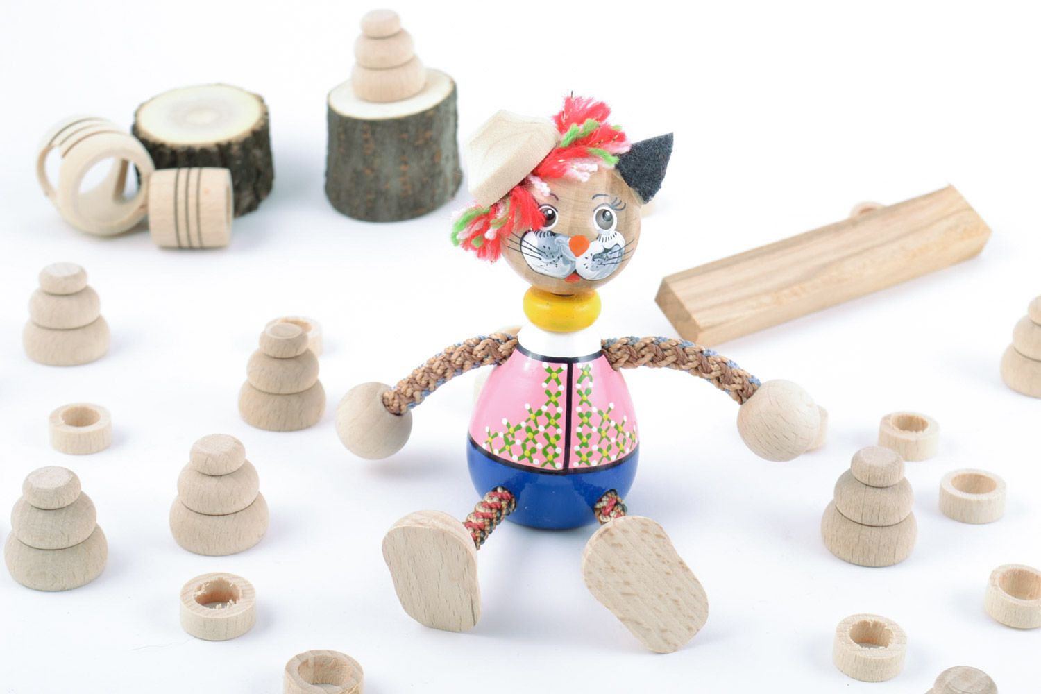 Игрушка из дерева расписанная красками в виде кота ручной работы красочная  фото 1
