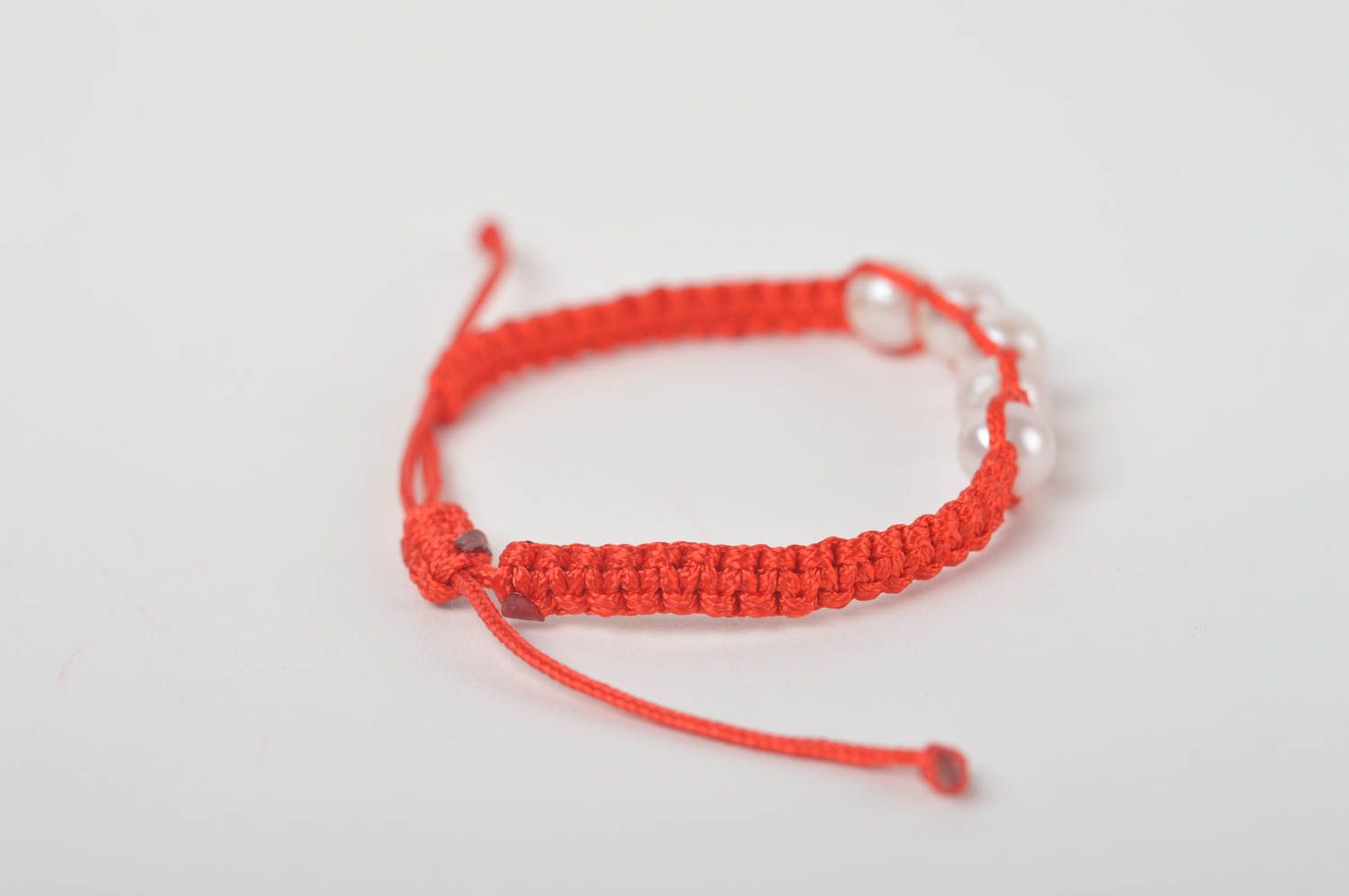 Bracelet tressé Bijou fait main rouge avec perles blanches Cadeau enfant photo 2