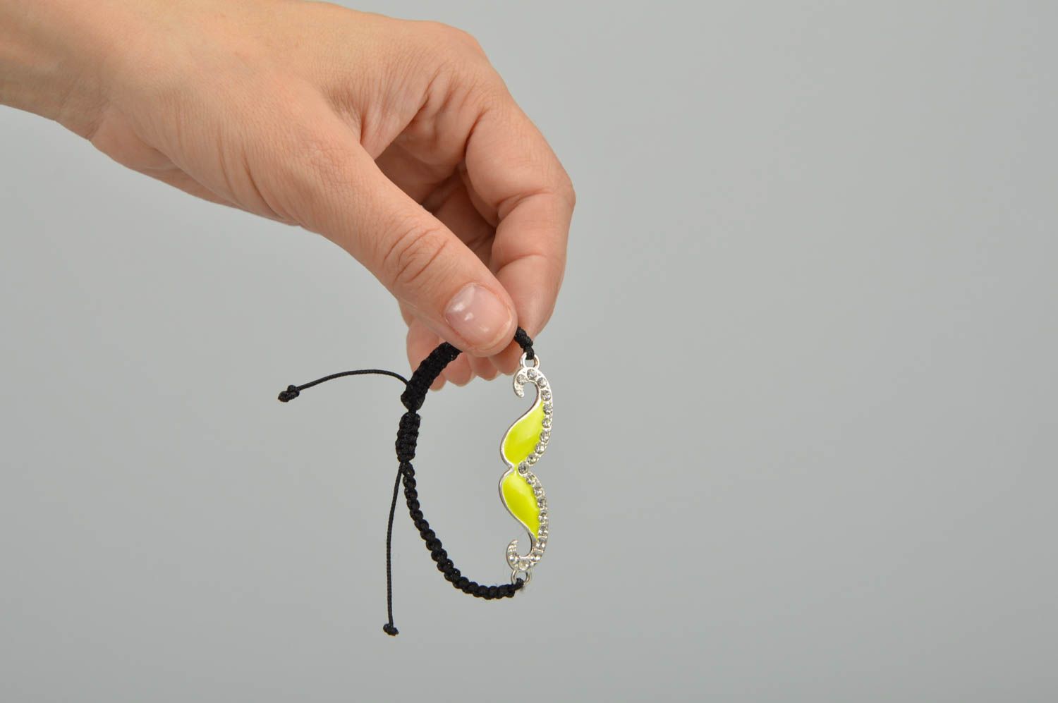 Плетеный браслет на руку из черного вощеного шнура ручной работы Желтые усы фото 2