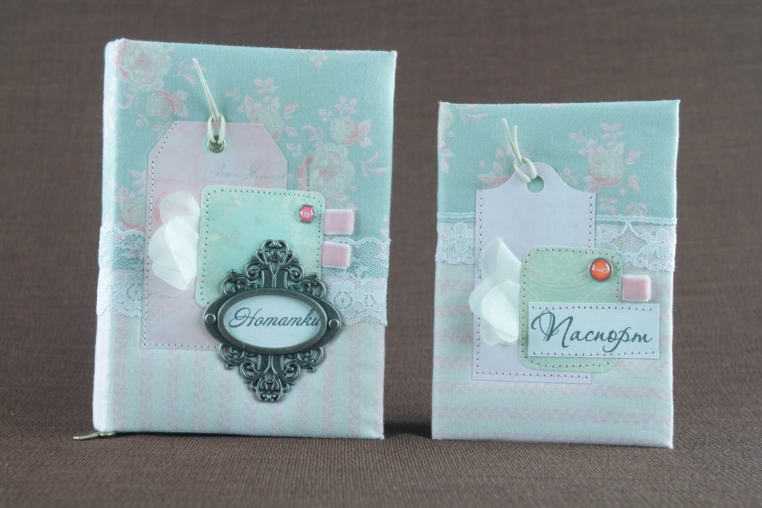 Bloco de notas e capa para passaporte feito à mão de tecido com cheiro  decorado com elementos decorativos  foto 2