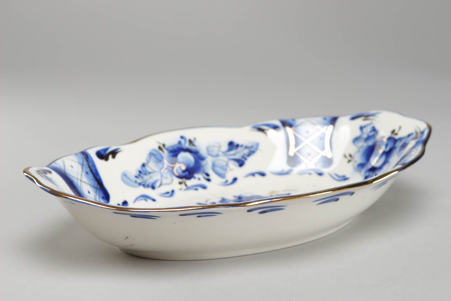 Beau plat de porcelaine fait main ovale avec peinture bleu blanc de Gjel photo 2