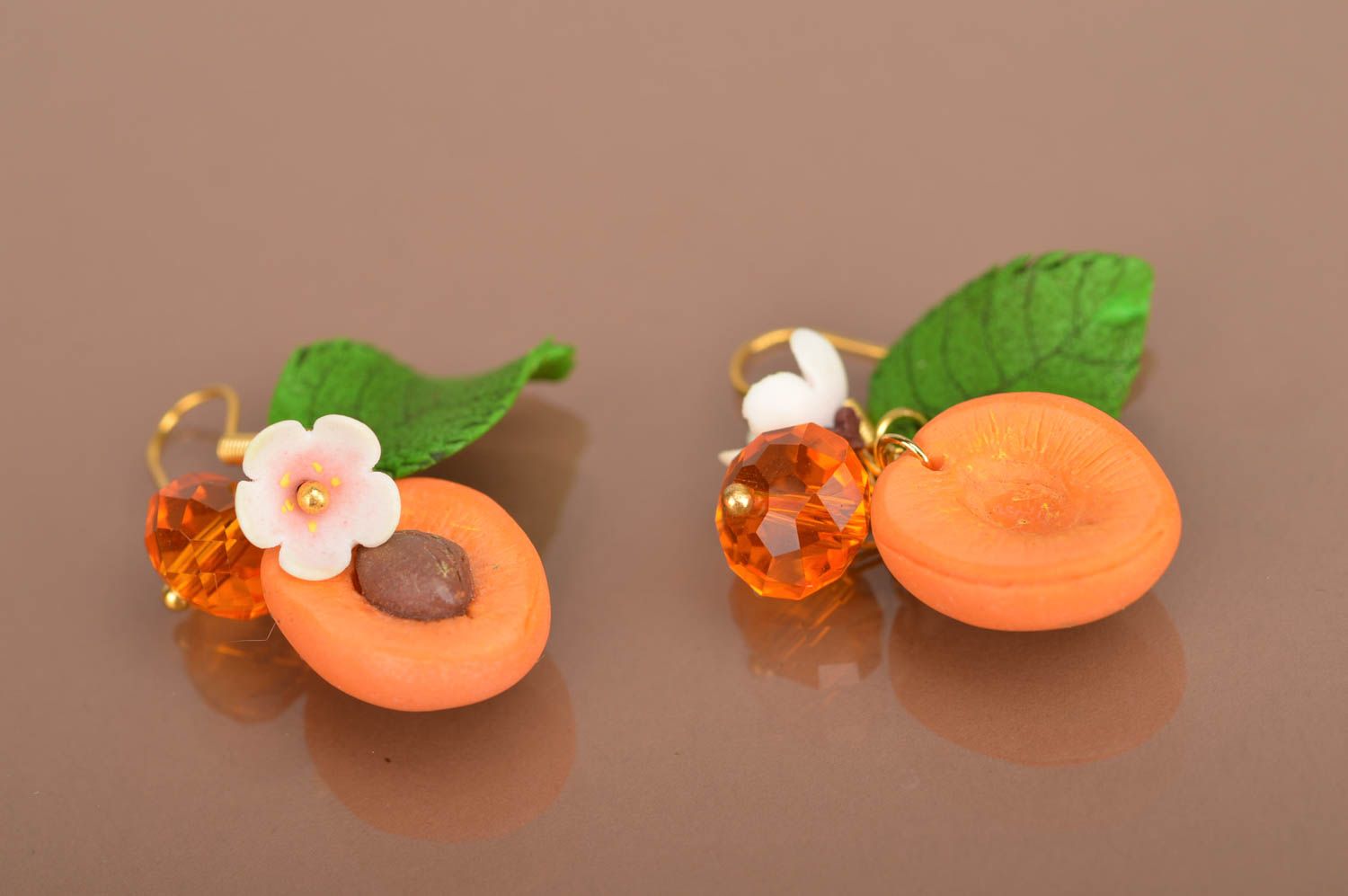 Sommer Ohrringe mit Anhängern in Form von Aprikosen aus Polymerton handmade foto 2