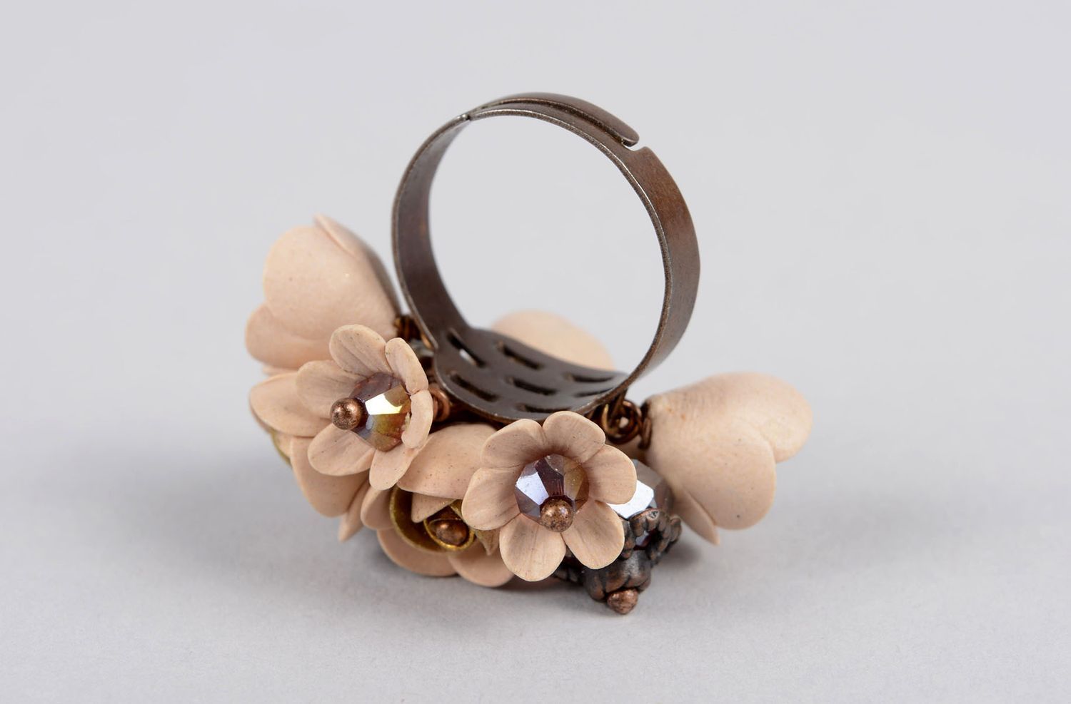 Украшение из полимерной глины кольцо ручной работы украшение кольцо кремовое фото 3
