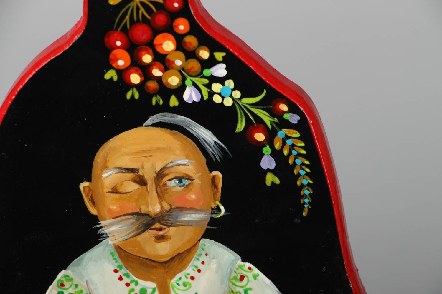 Tábua de corte decorativa feita à mão de madeira e pintada Cossaco foto 2