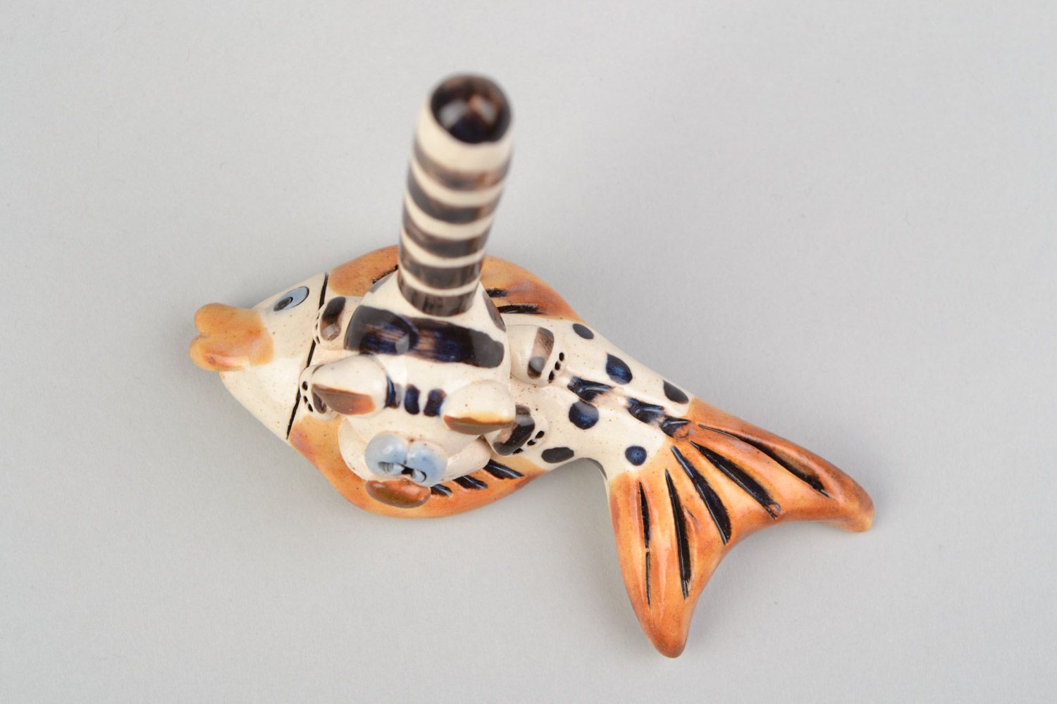 Керамическая статуэтка с росписью подставка для колец ручной работы кот с рыбой фото 3
