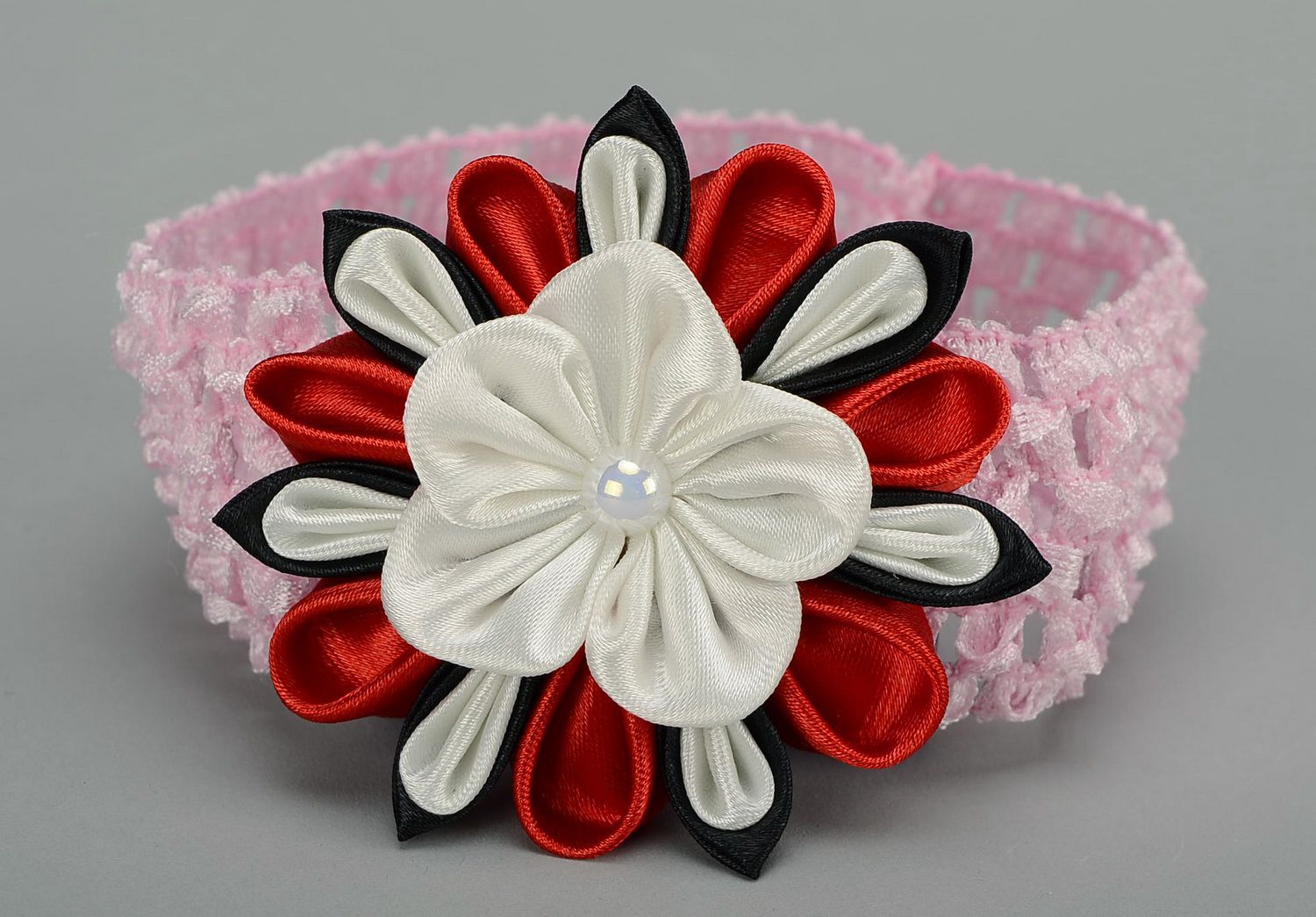 Tiara decorativa com flor foto 2