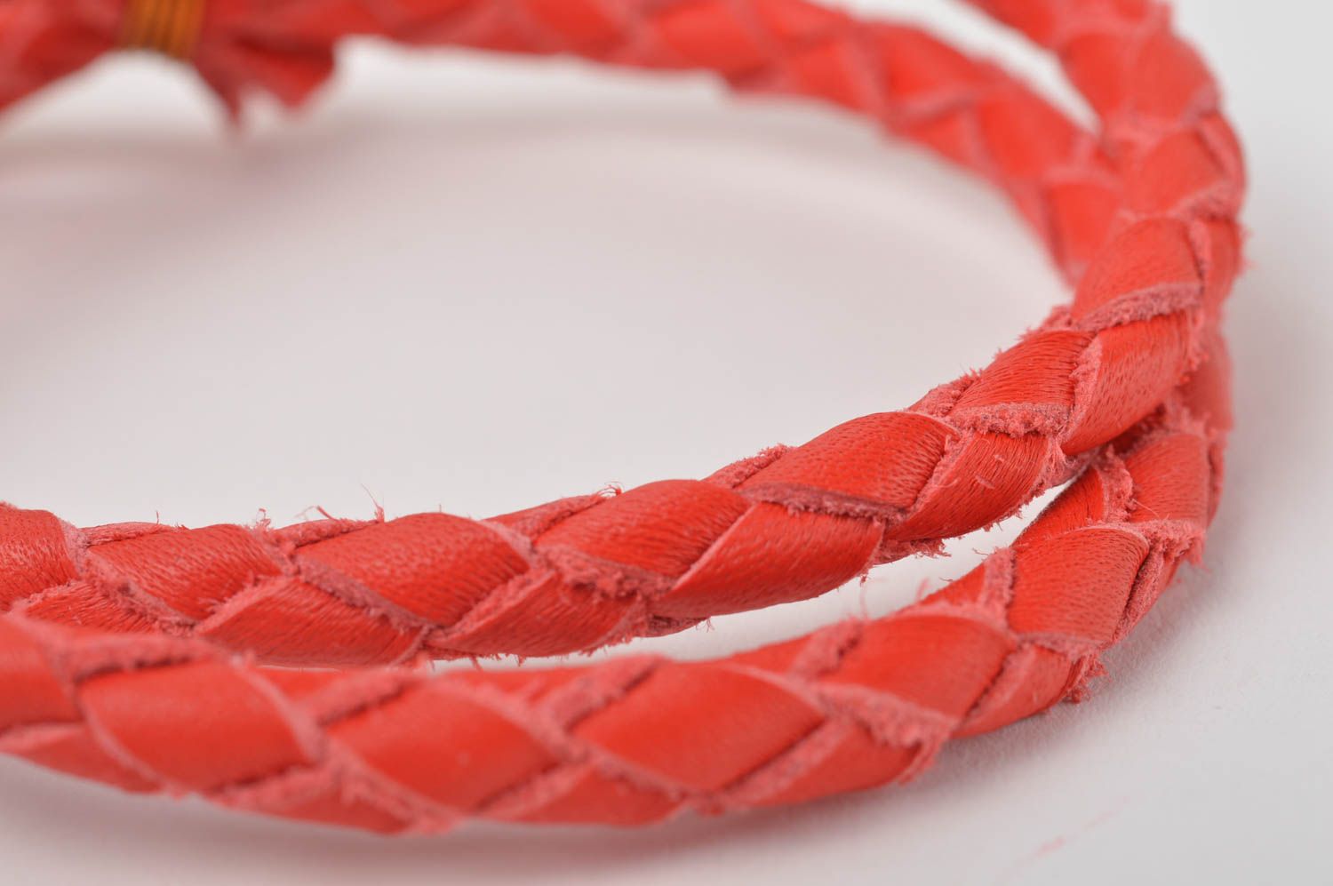 Bracelet cuir naturel Bijoux fait main rouge design casual Accessoire femme photo 4