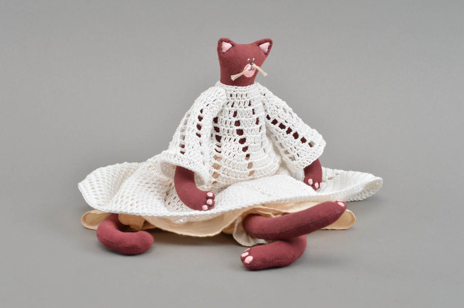 Textil Kuscheltier Katze bordeauxrot im gehäkelten Kleid klein schön handmade foto 4