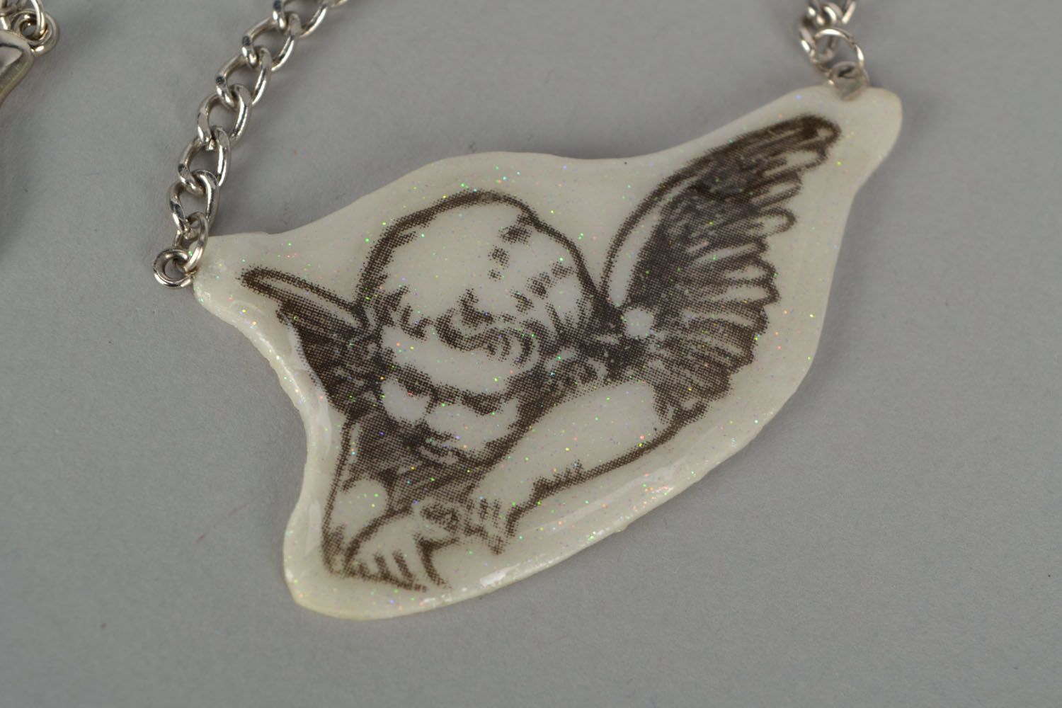 Кулон на цепочке с изображением ангела  фото 3