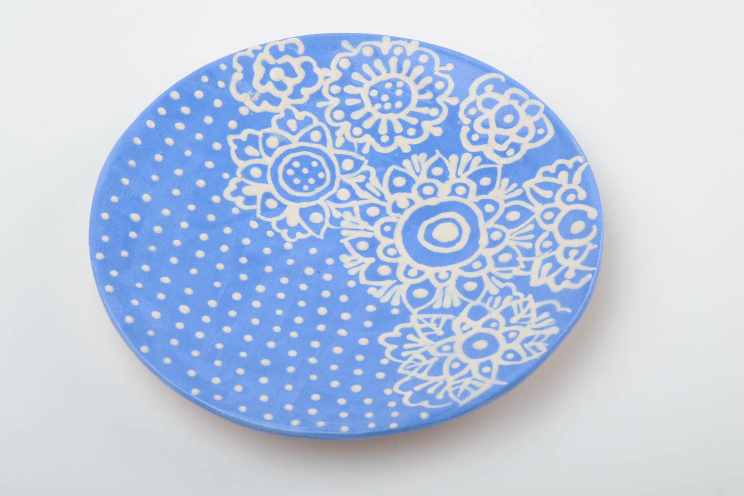 Sous-tasse en terre cuite bleue à motif blanc ronde originale faite main photo 2