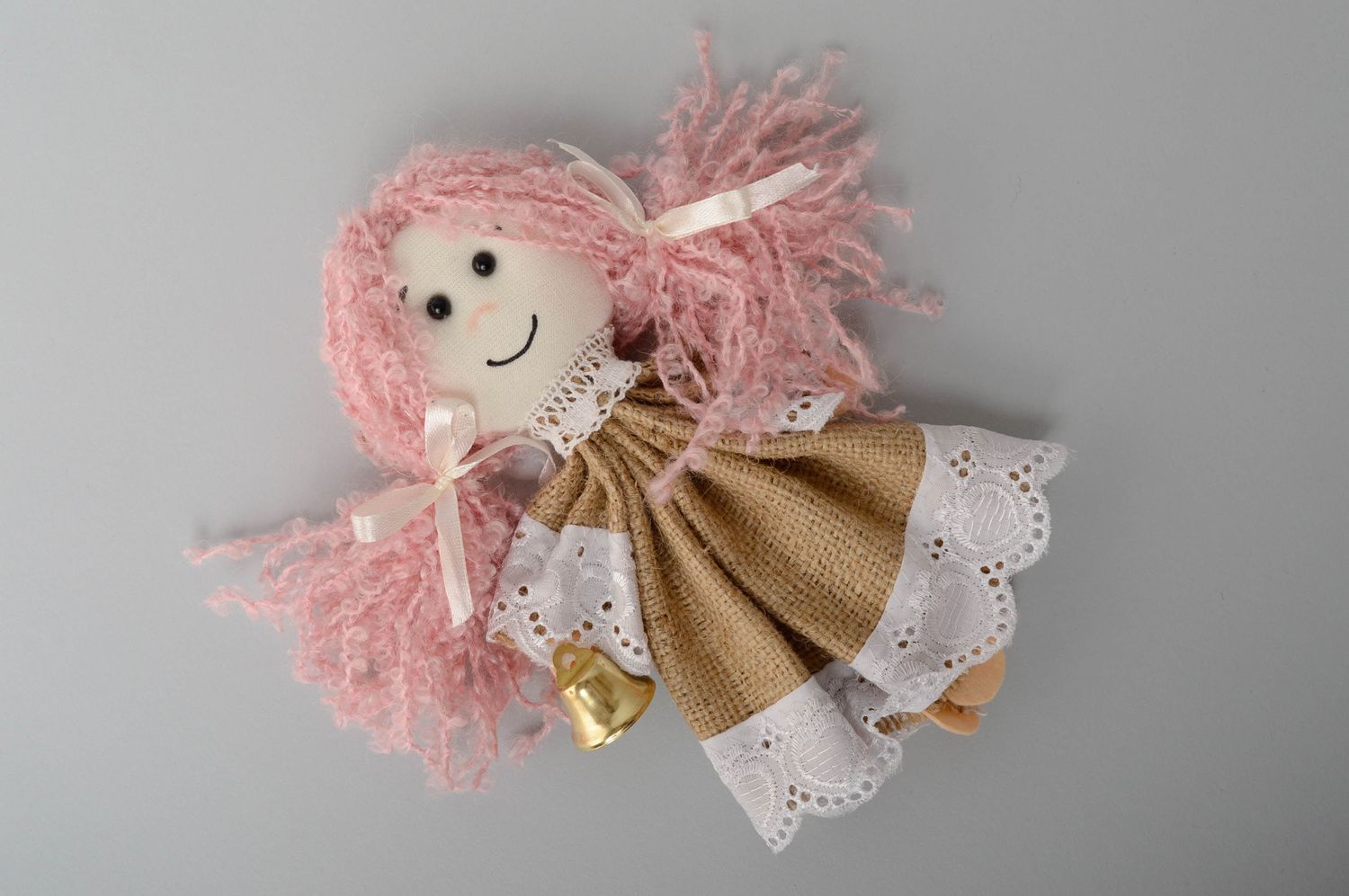 Игрушка с петелькой кукла с розовыми волосами  фото 1