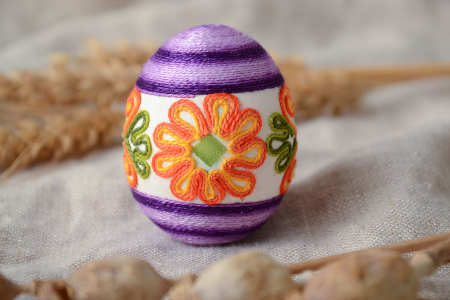 Bel oeuf de Pâques fait main original décoré de fils en soie avec ornement photo 1