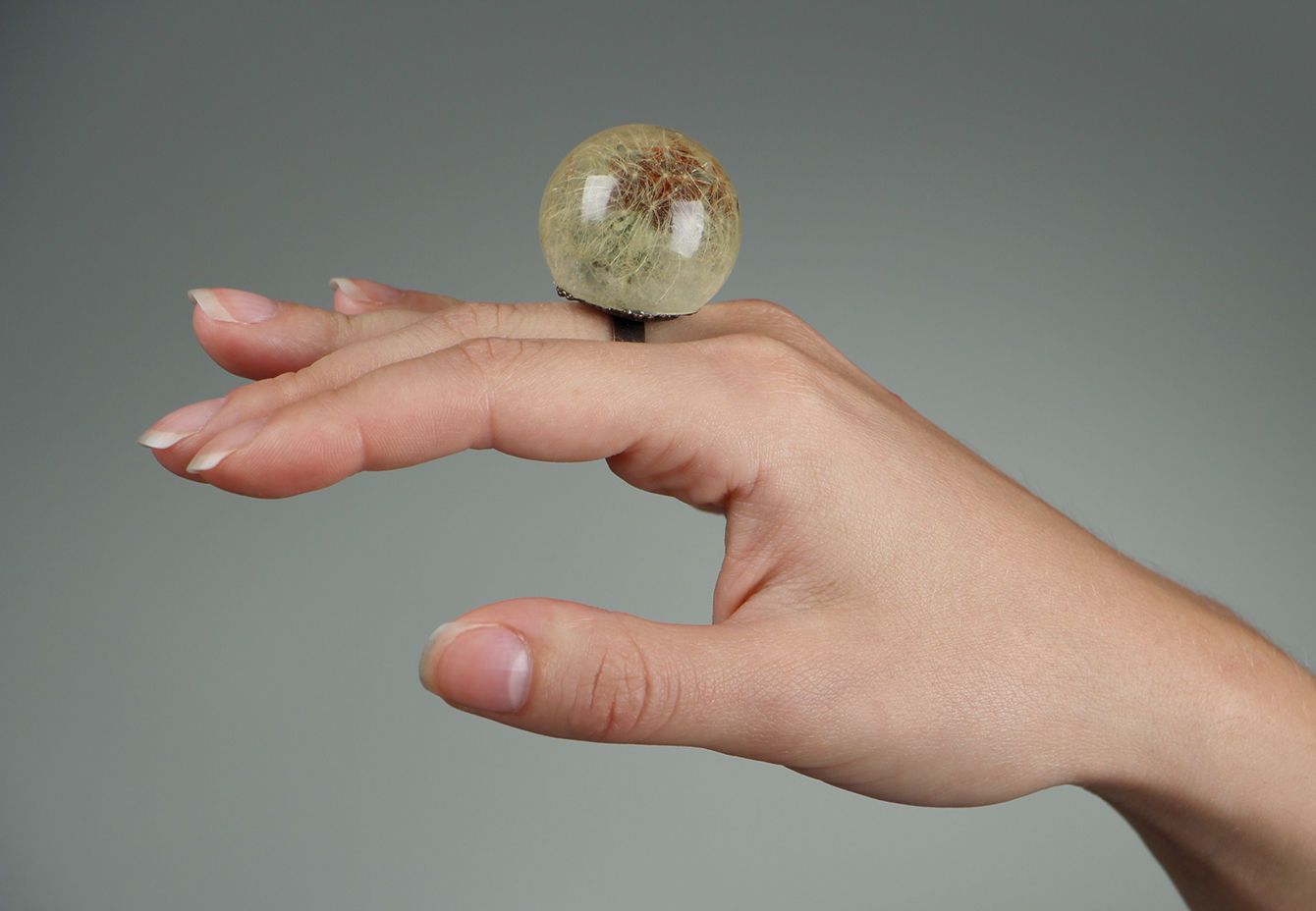 Кольцо из одуванчика, покрытого эпоксидной смолой фото 4