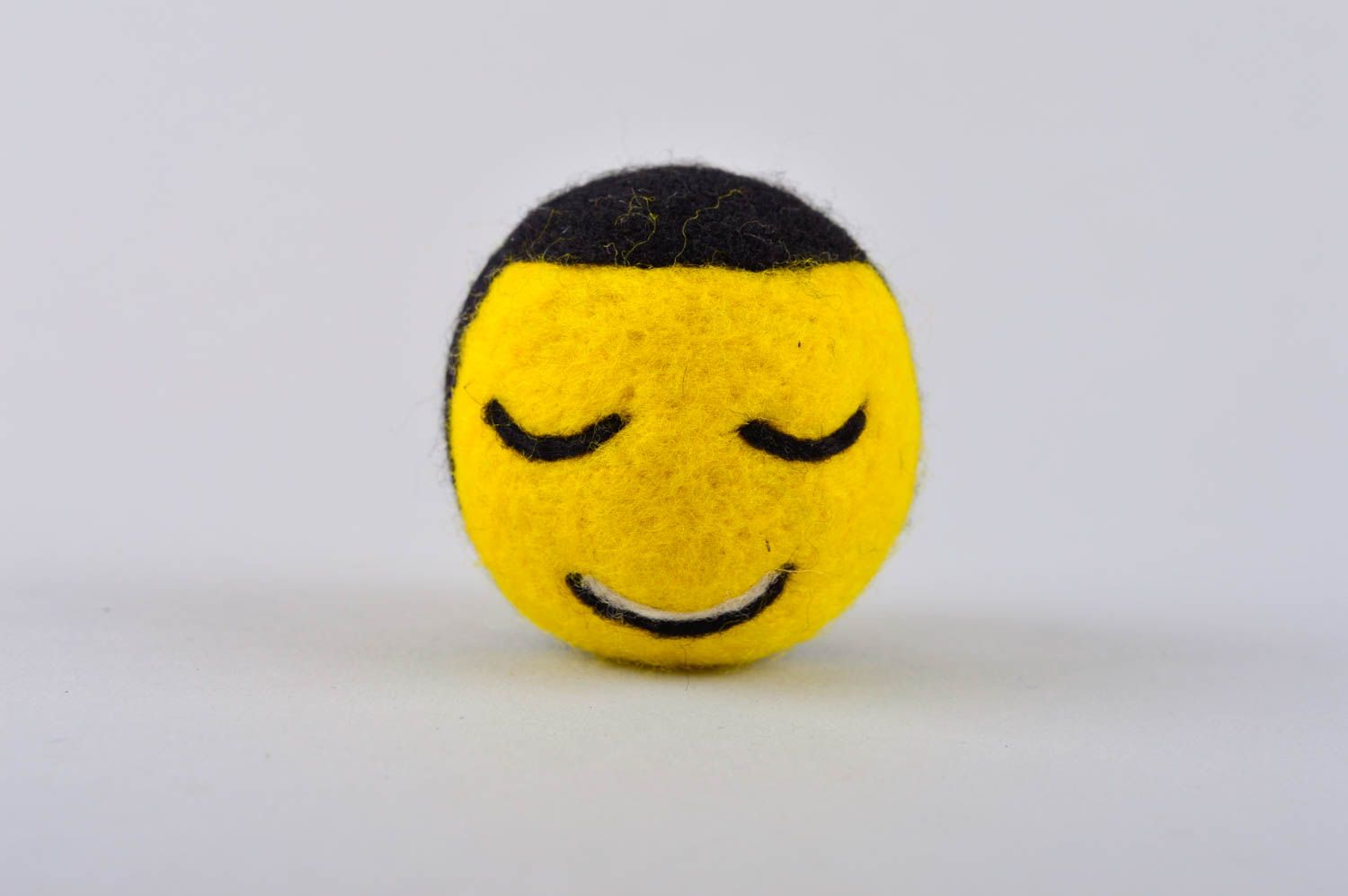 Валяная игрушка ручной работы игрушка из шерсти мягкая игрушка желтый смайлик фото 3