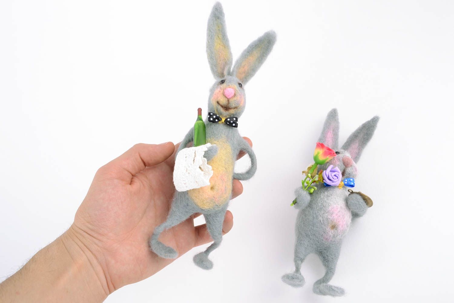 Jolis jouets mous faits main de laine naturelle feutrée Deux lapins joyeux photo 3