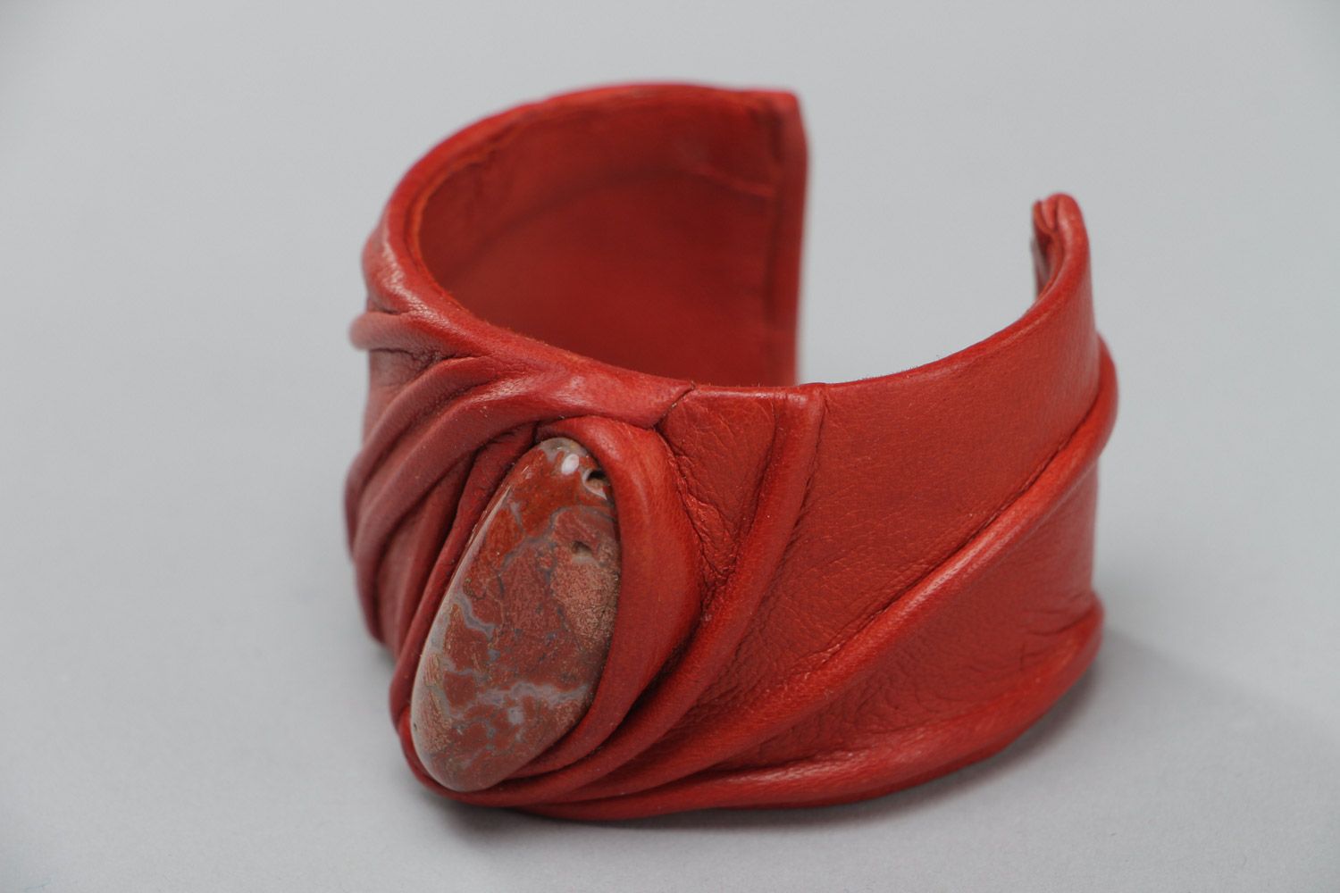 Широкий кожаный браслет с яшмой с регулируемым размером ручной работы красный фото 3