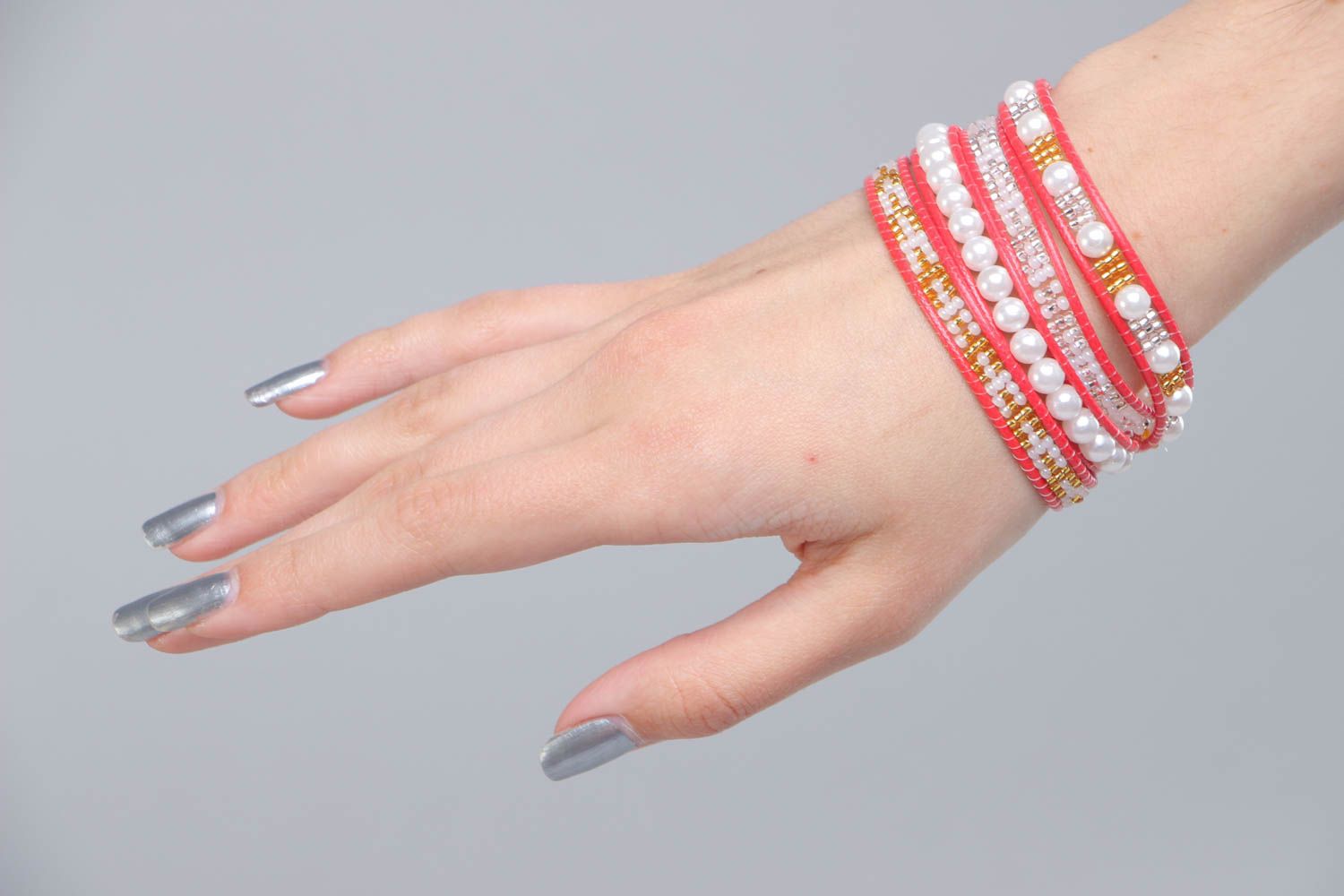 Bracelet en perles de rocaille et artificielles large rouge-blanc fait main photo 5