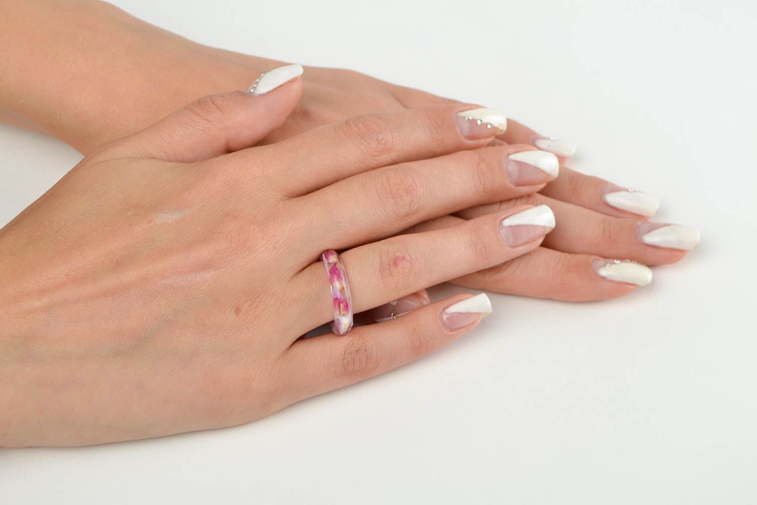 Кольцо из эпоксидной смолы кольцо ручной работы модное кольцо круглое розовое фото 2