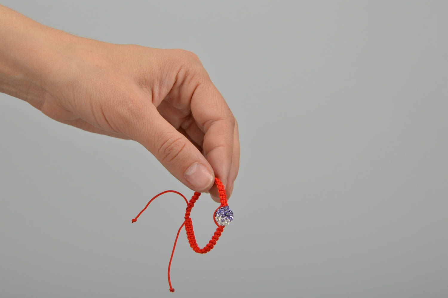 Buntes originelles geflochtenes Armband handmade aus gewachster Schnur mit Perle foto 2