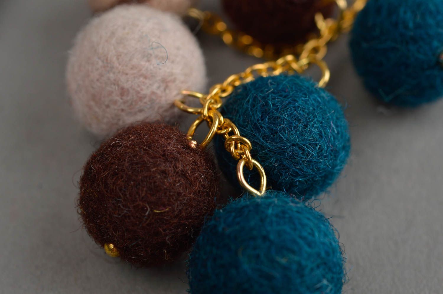 Boucles d'oreilles grappe multicolores en laine feutrée faites main pendantes photo 5