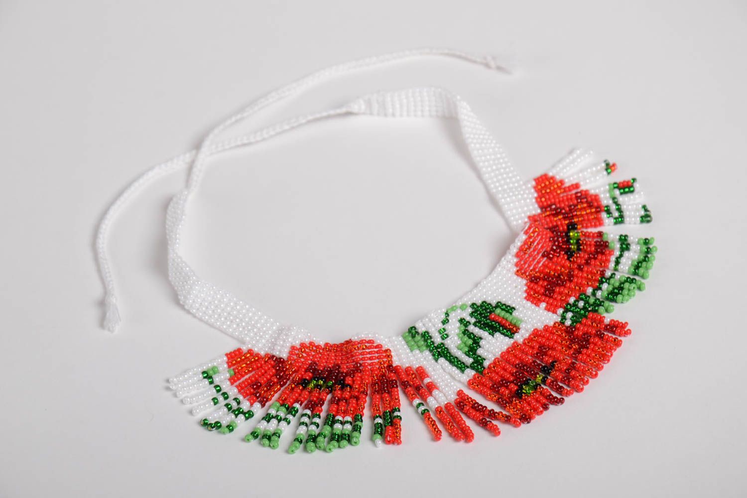 Collier en perles de rocaille blanc à fleurs rouge fait main style ethnique photo 4