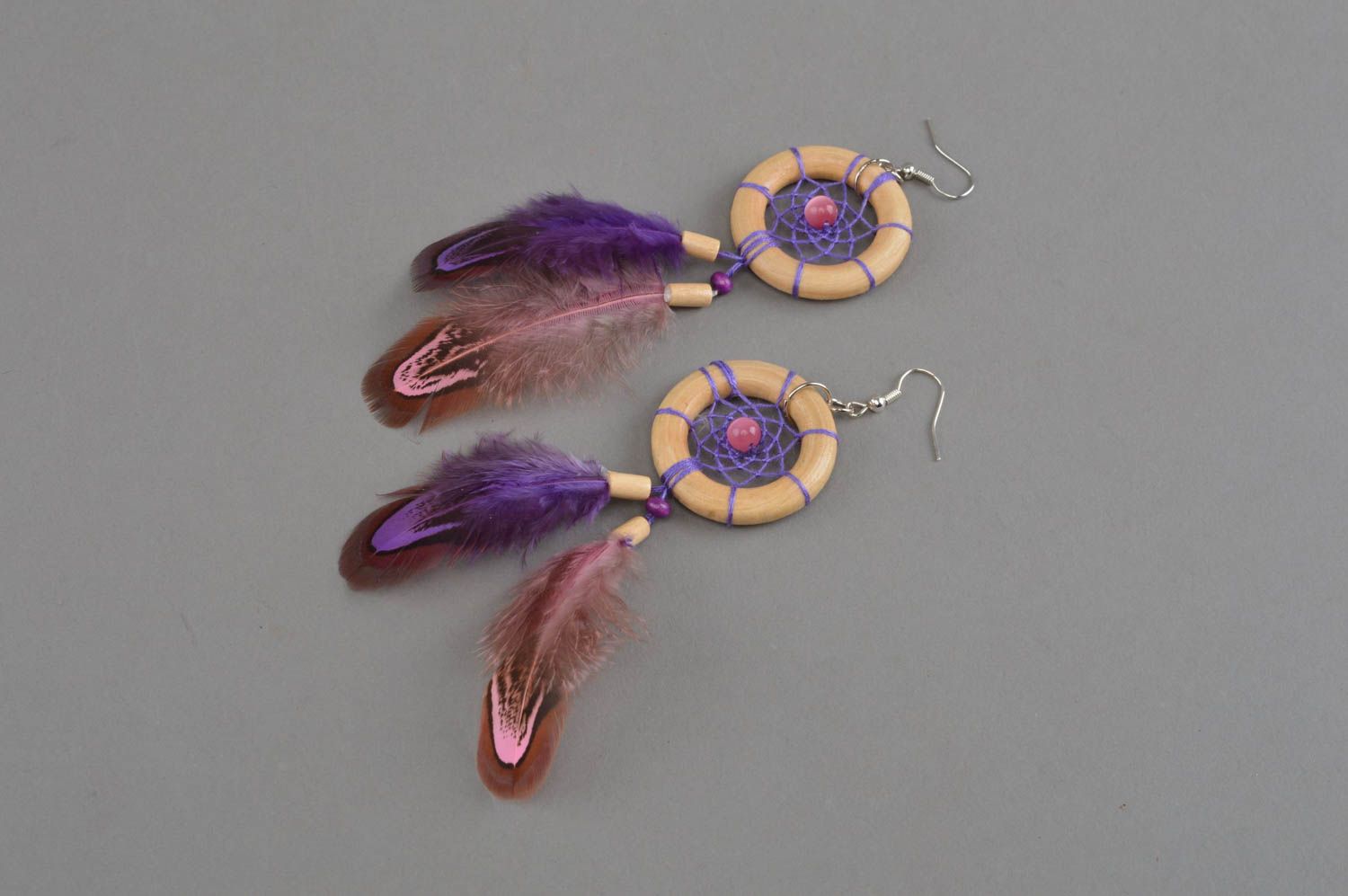 Schöne originelle violette feine handgemachte Ohrringe Traumfänger mit Federn foto 3