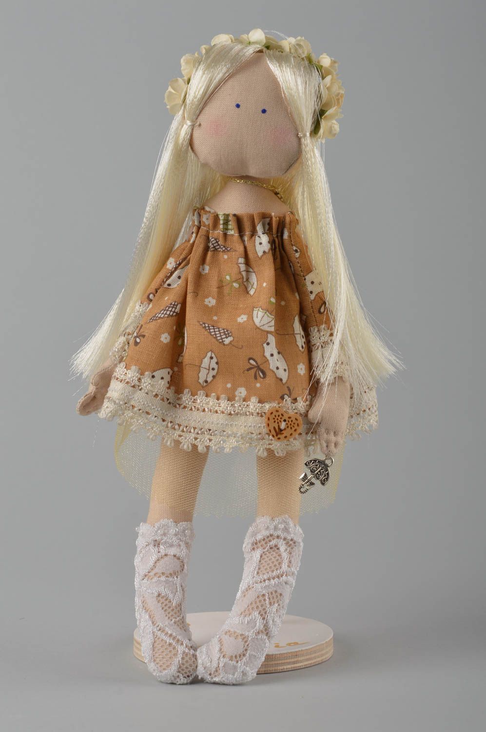 Handmade Designer Puppe im braunen Kleid Stoff Spielzeug Deko Puppe mit Kranz foto 2