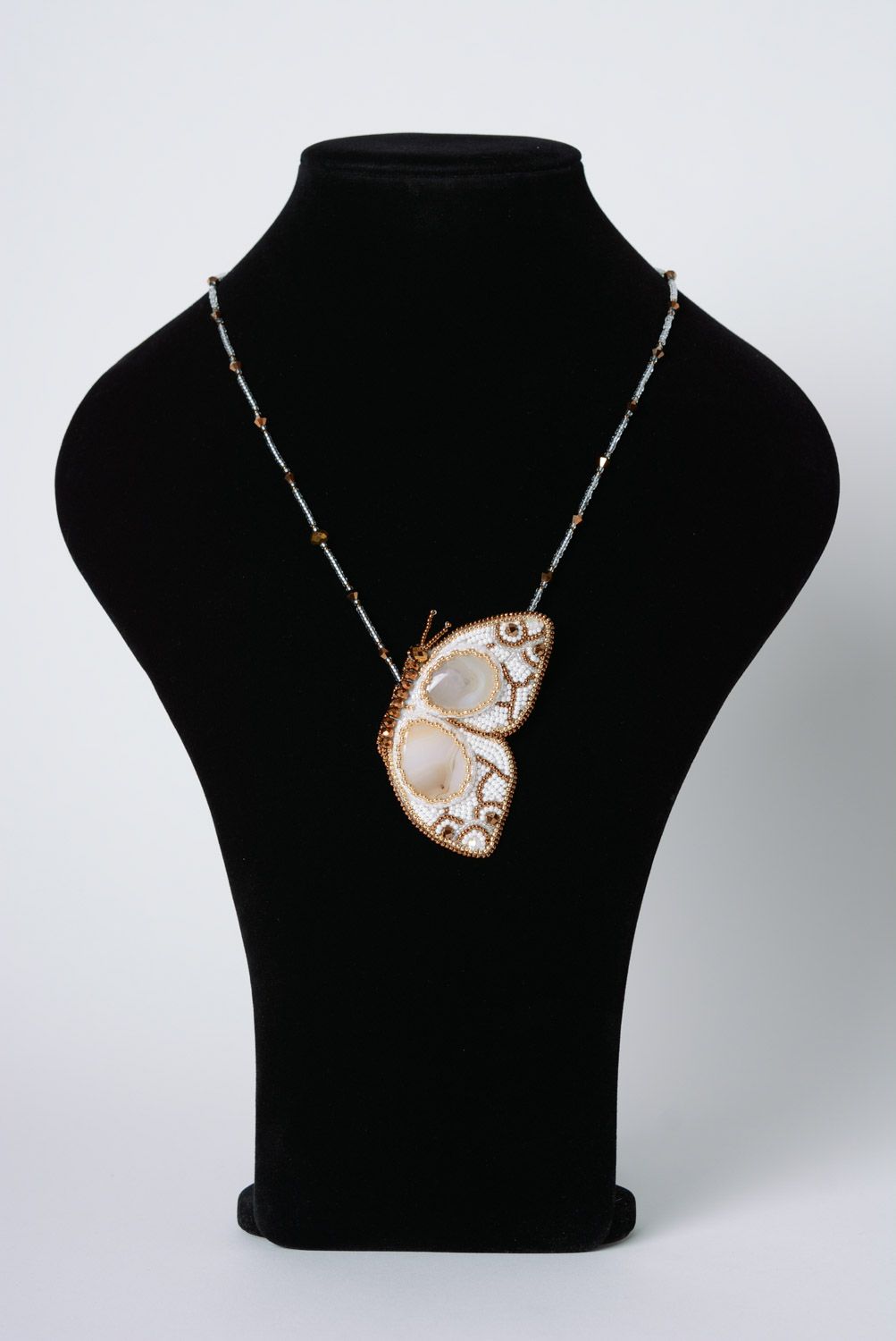 Pendentif en perles de rocaille fait main blanc marron sous forme de papillon photo 2
