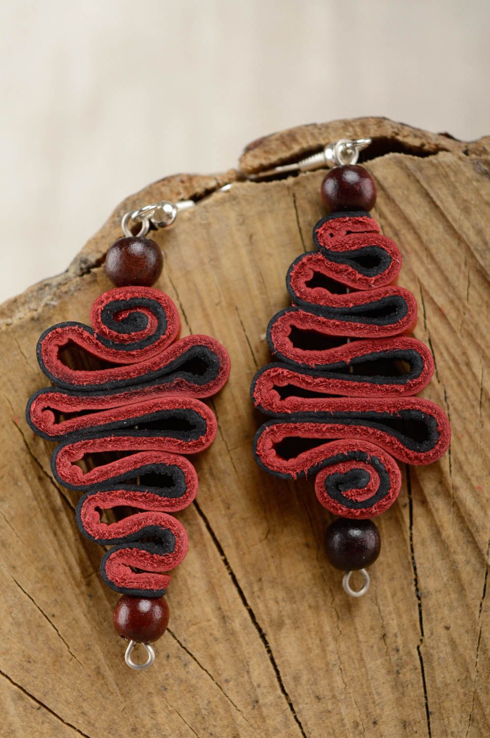 Longues boucles d'oreilles pendantes cuir rouges faites main avec perles en bois photo 1