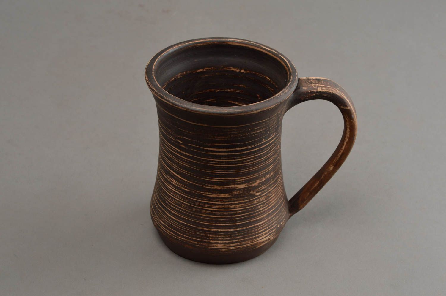 Глиняная чашка большая коричневая полосатая ручной работы объемом 600 мл фото 3