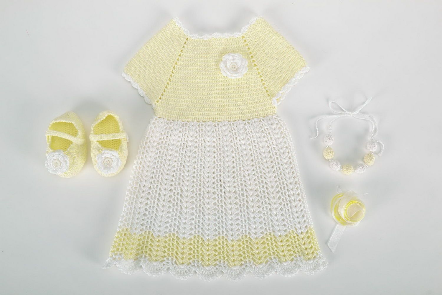 Babykleidung Set Kleid, Babyschuhe, Halskette foto 3