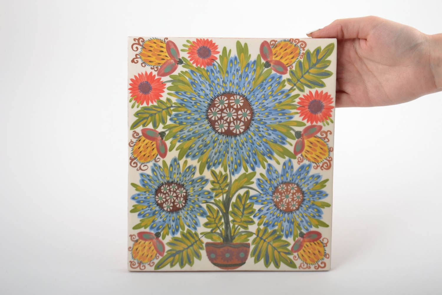 Kleine schöne dekorative Wandplatte aus Ton mit Blumenmuster und Glasur für Deko foto 2