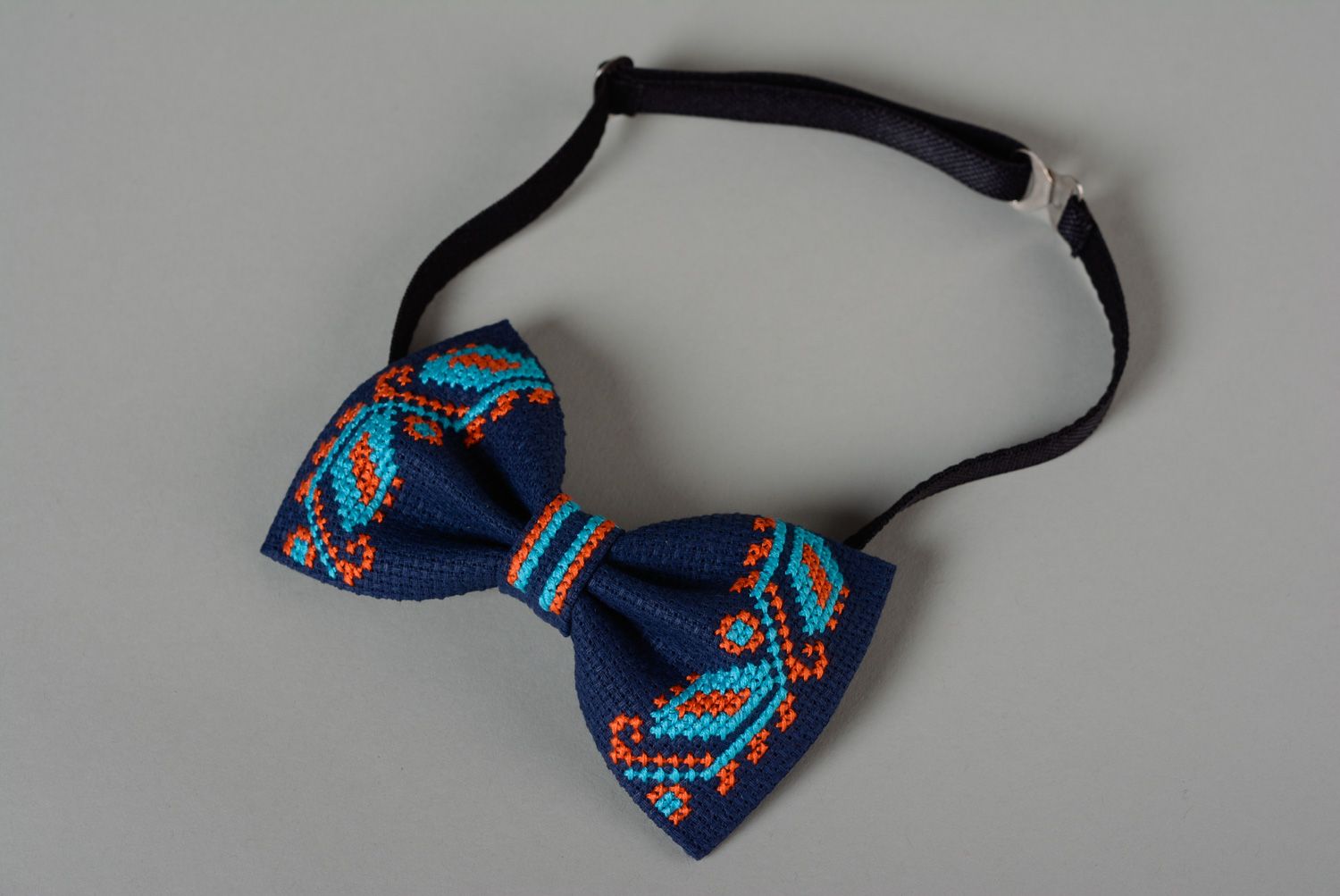 Handmade stylish blue bow tie with traditional Ukrainian embroidery for men photo 2