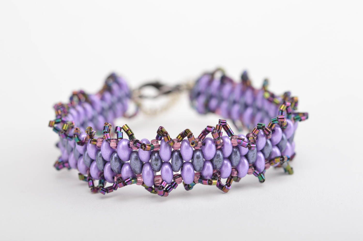 Красивый браслет плетеный из бусин фиолетового цвета украшение ручной работы фото 3