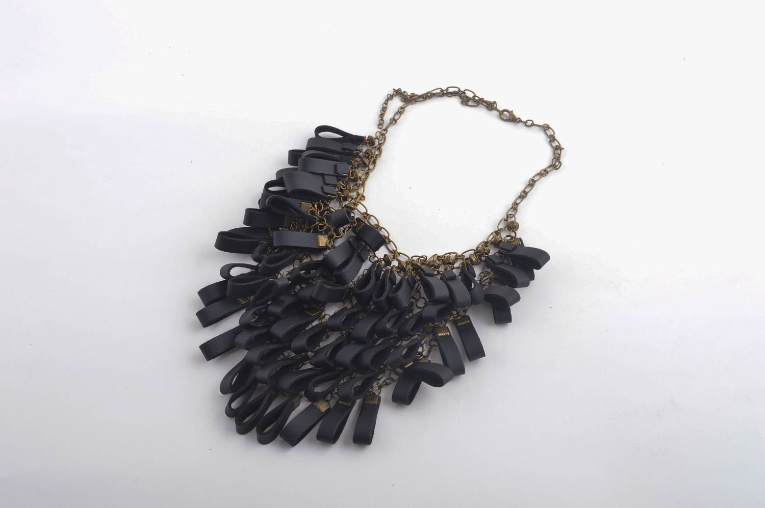 Подарок ручной работы кожаное колье черного цвета массивное ожерелье Бахрома фото 4