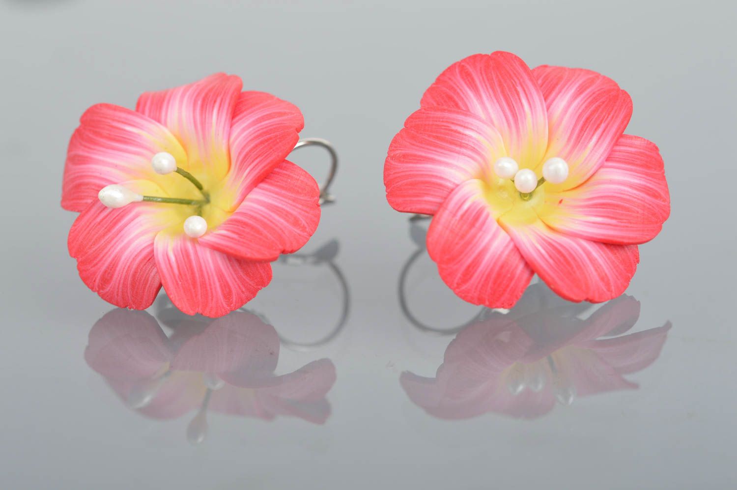 Rote schöne handgemachte Ohrringe aus Polymerton mit Anhängern schöne Blumen foto 2