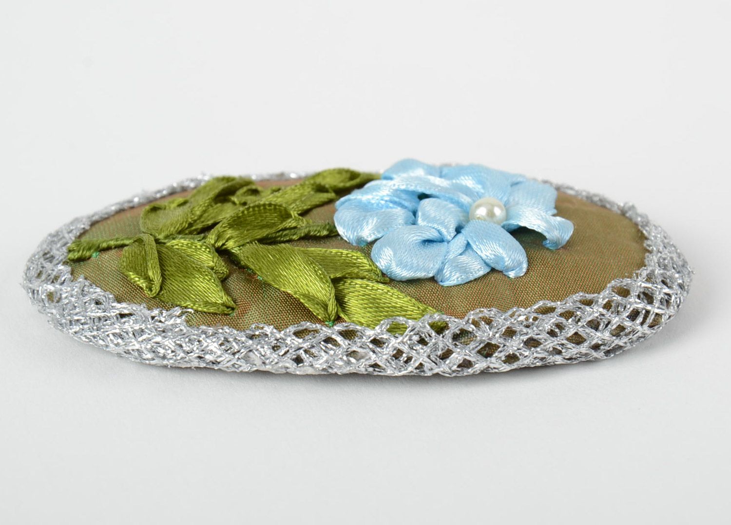 Broche de tela con flores azules bordadas con cintas de raso artesanal foto 3