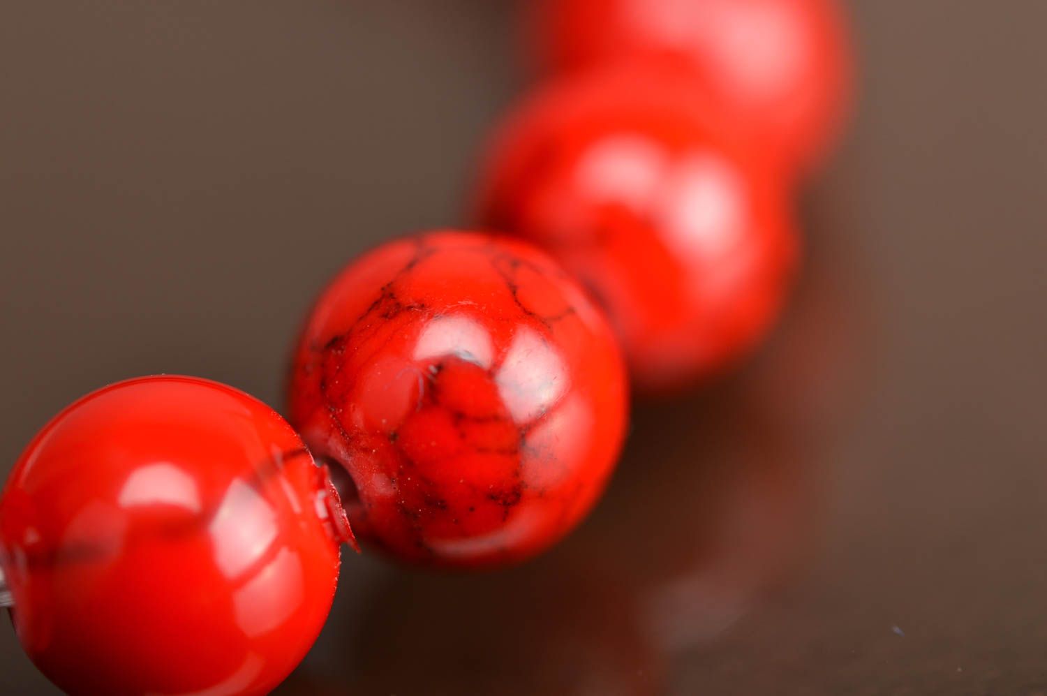 Bracelet de perles rouges fantaisie et élastique fait main stylé original photo 5
