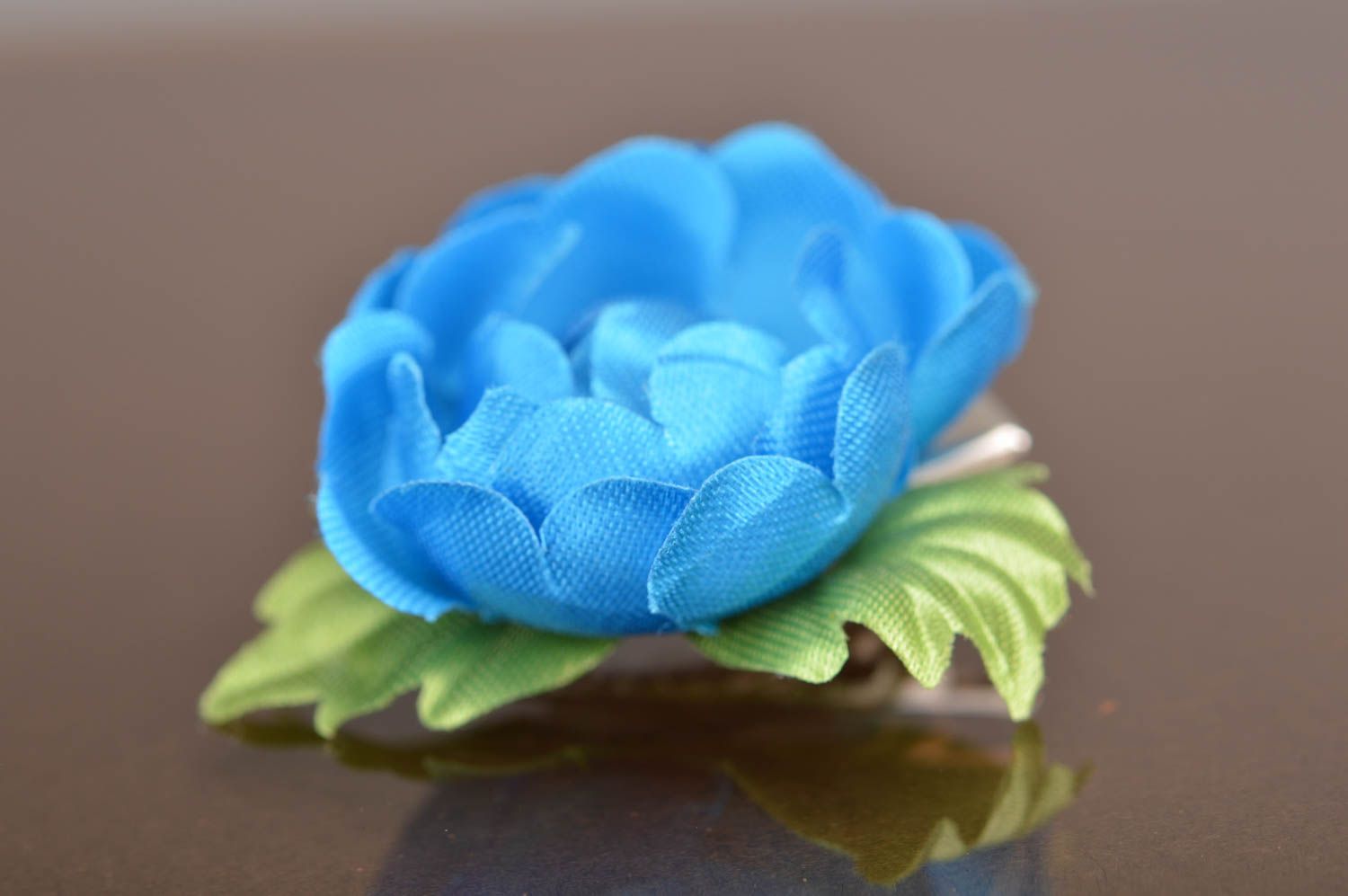 Barrette faite main originale design en textile en forme de fleur bleue photo 2