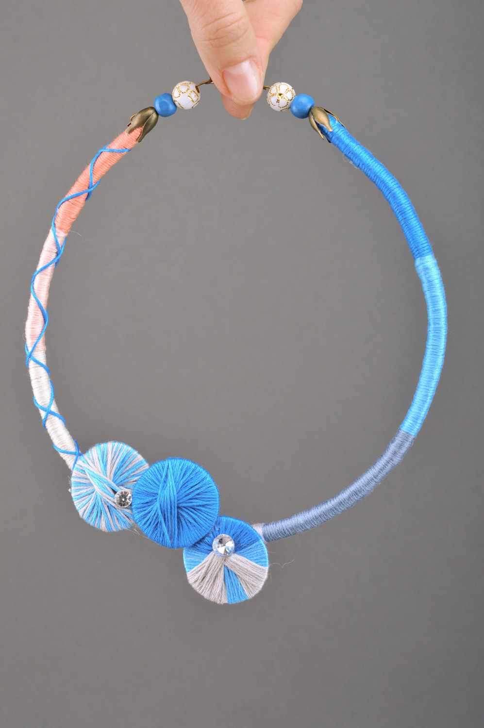 Designer blaues originelles Collier aus Fäden mit Strasssteinen für Frauen  foto 1