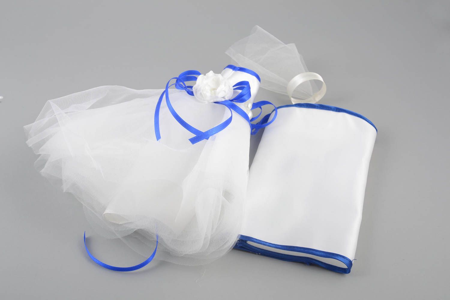Jolis habits de mariés pour bouteilles blanc bleu faits main en satin et tulle photo 4